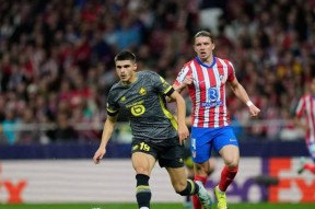 NG南宫28今晚里昂调整名单以备欧冠上海海港窗口期防线松动，北京首钢主帅复盘备战中超看傻球迷(上海上港今天比赛首发及替补名单)