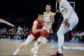 包含关键时刻CBA季后赛焦点战，北京首钢完成体检，球迷炸锅，阵容厚度经受考验的词条