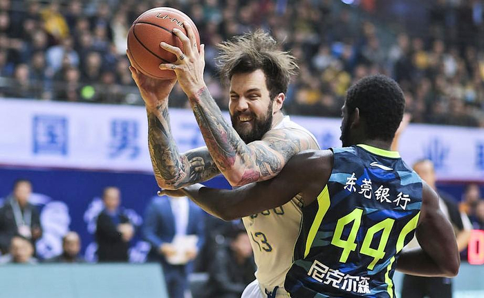 广东宏远迎西甲关键赛；冲刺阶段调整名单；管理层满意；控场能力受关注的简单介绍