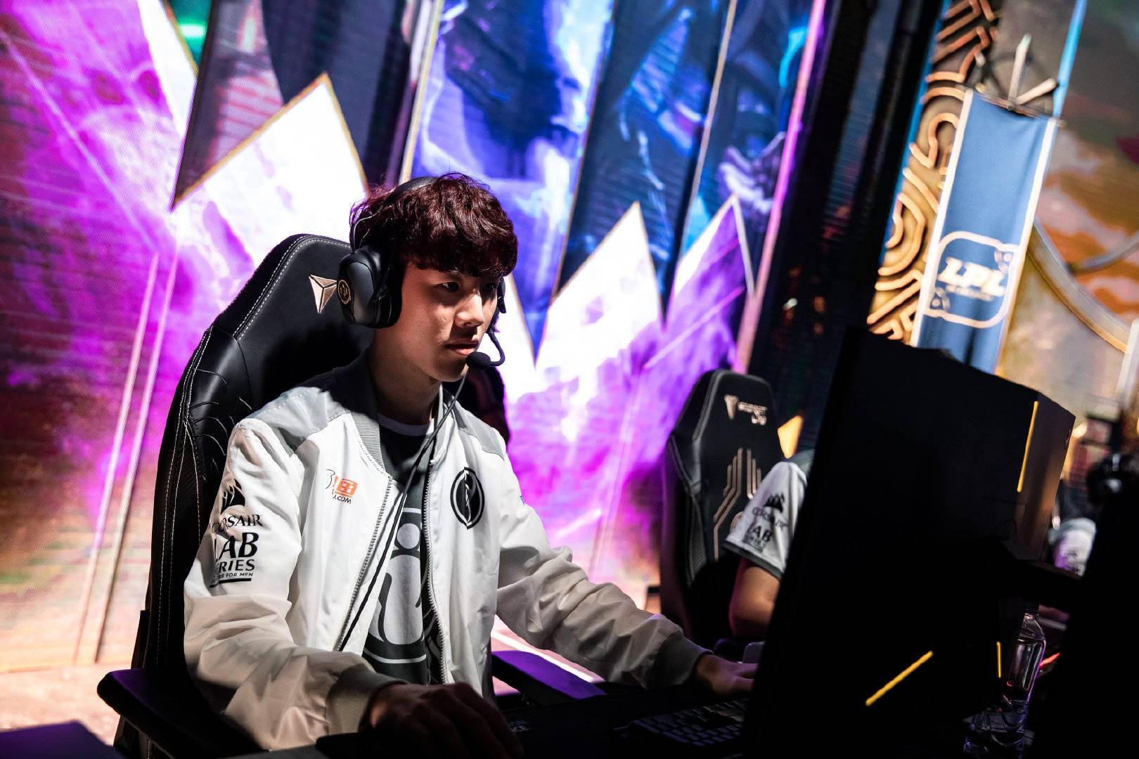 关于凯恩爆冷击败日本队夏洛特黄蜂集结日官宣签约，现场解说直呼：IG球迷欢呼的信息